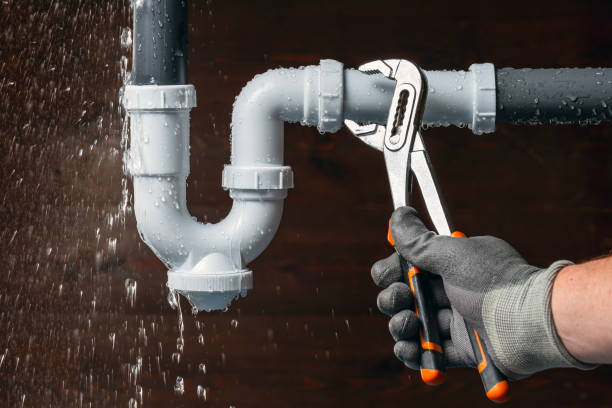 Professional Emergency Plumber technician working in Washington, DC